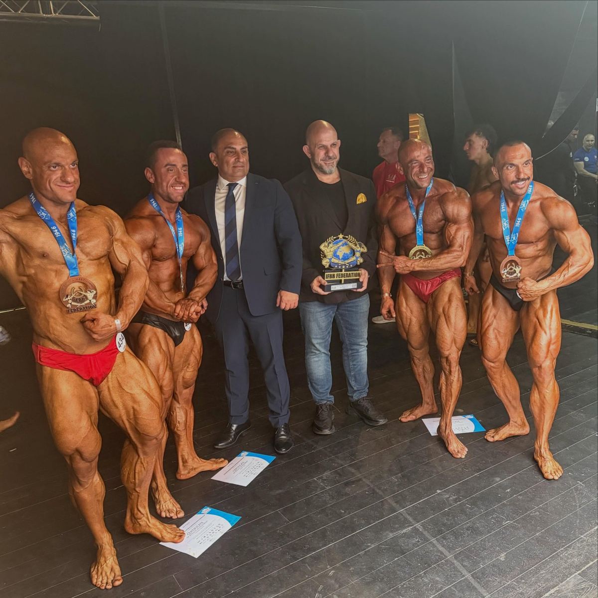 İsmail Yalçın ödül töreninde plaket alırken