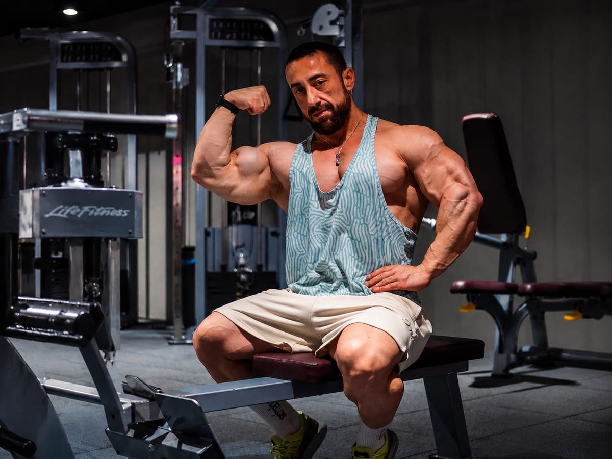 İsmail Yalçın oturarak pazu pozu, spor salonunda