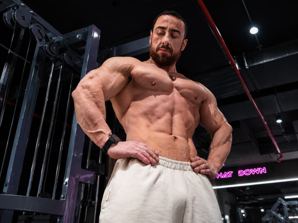 İsmail Yalçın spor salonunda güçlü fizik pozu